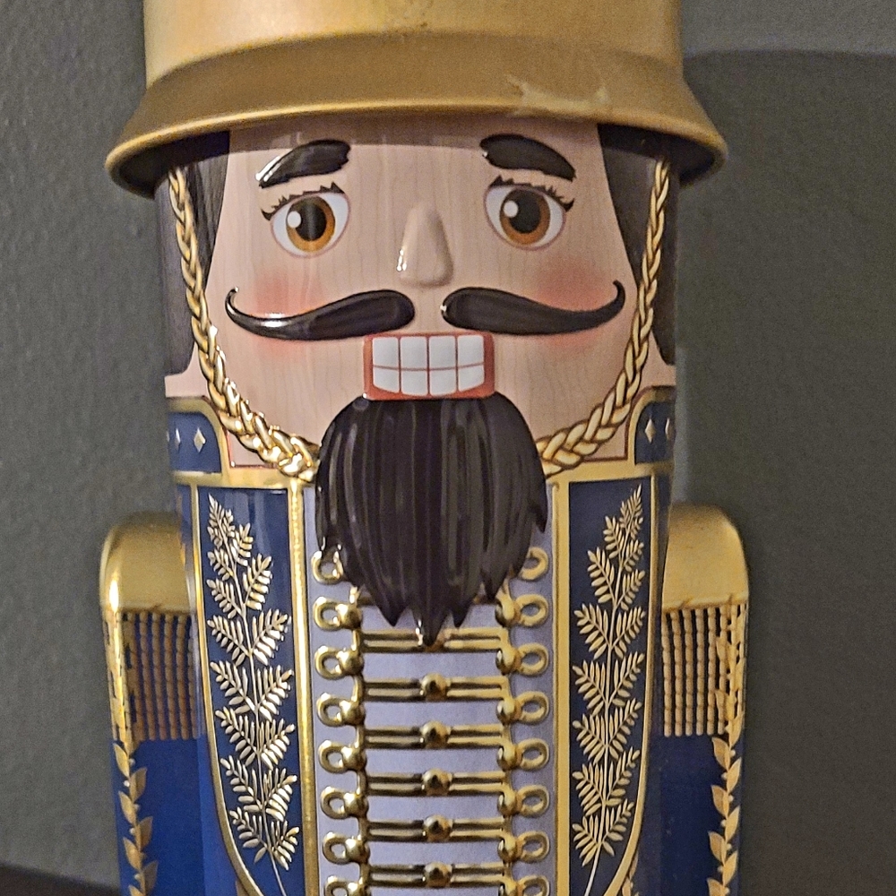 Nutcracker Tin very Nice in Good condition. You can store things inside the cont